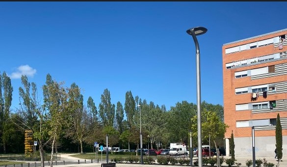 Vista del área urbana de Berriozar y la Avenida Guipúzcoa con el monte Ezkaba (San Cristóbal) de fondo